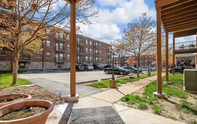 $90,000 | 5696 Kingsbury Avenue, Unit 406, St. Louis, MO 63112
