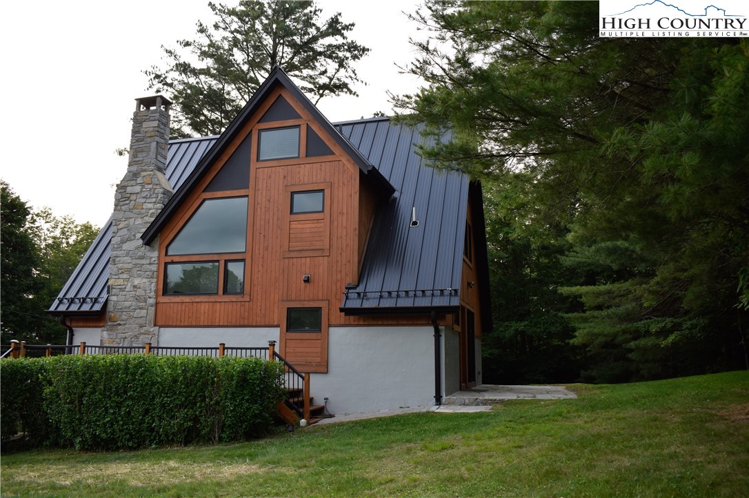 146 Trillium Ridge Boone, NC 28607 - Photo 5 of 41 a front view of a house with garden