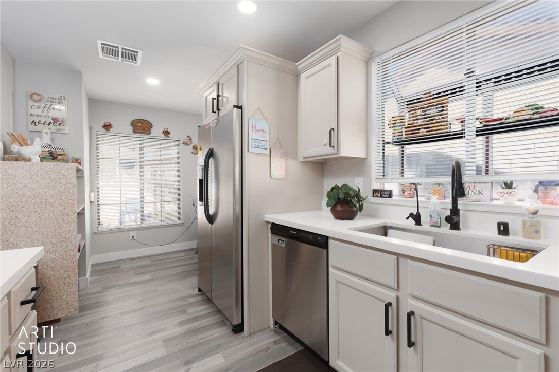 105 North Cimarron Road Las Vegas, NV 89145 - Photo 4 of 33