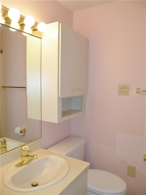 911 McClelland Road Venetia, PA 15367 - Photo 14 of 25 Full Hall Bath 911 McClelland Road