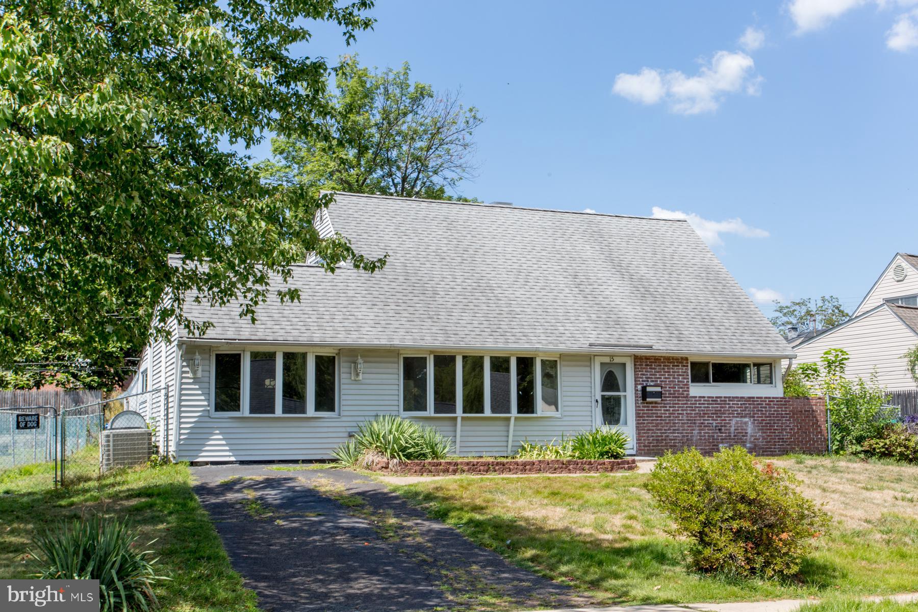 15 Violet Road Levittown, PA 19057 - Photo 4 of 59