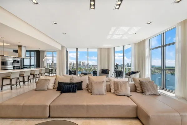 $39,500 | 17301 Biscayne Boulevard, Unit PH7, North Miami Beach, FL 33160