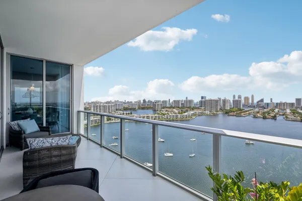 $39,500 | 17301 Biscayne Boulevard, Unit PH7, North Miami Beach, FL 33160