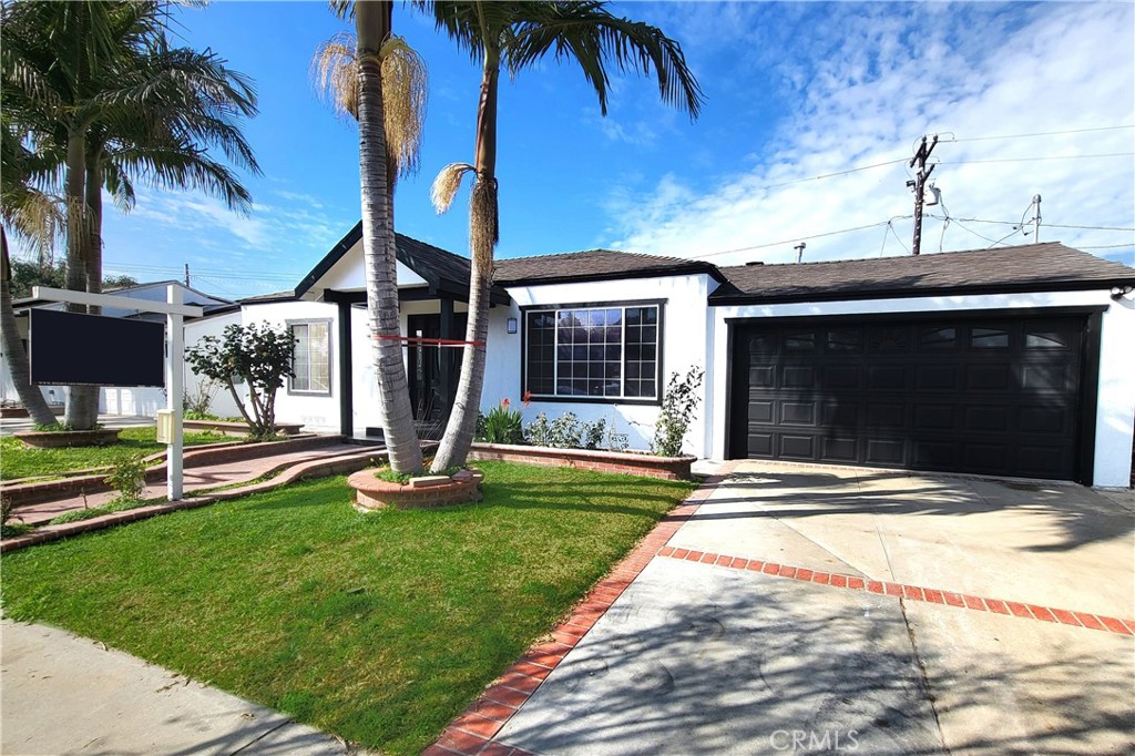 a view of a house with backyard and porch