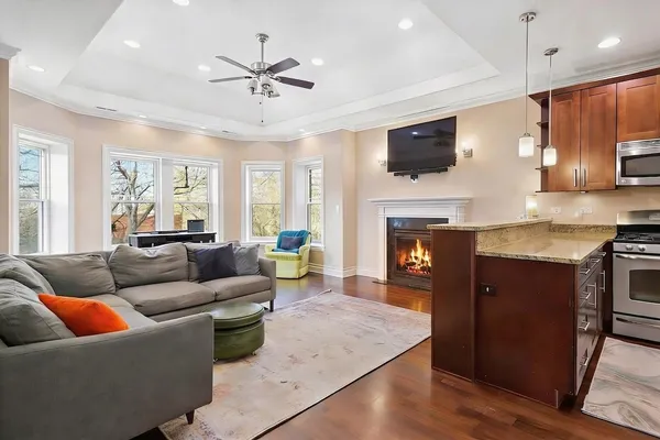 $575,000 | 1625 West Catalpa Avenue, Unit 3, Chicago, IL 60640