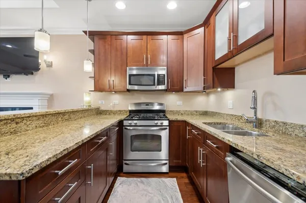 $575,000 | 1625 West Catalpa Avenue, Unit 3, Chicago, IL 60640