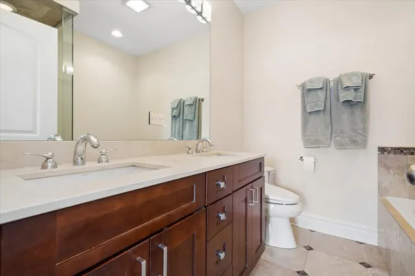 $575,000 | 1625 West Catalpa Avenue, Unit 3, Chicago, IL 60640