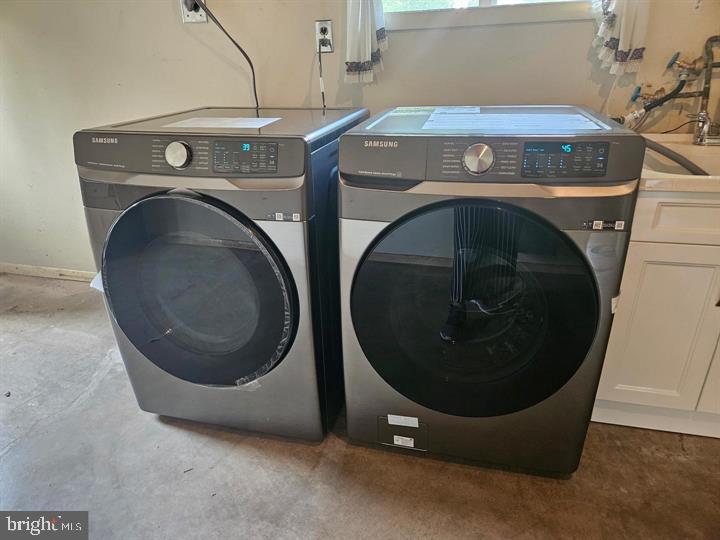 17404 Hughes Road Poolesville, MD 20837 - Photo 11 of 15 Modern laundry duo in sleek design.