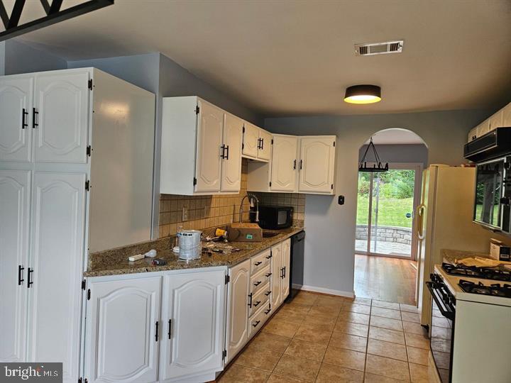17404 Hughes Road Poolesville, MD 20837 - Photo 2 of 15 Bright and inviting kitchen space.
