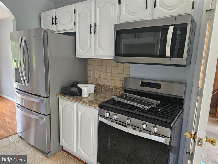17404 Hughes Road Poolesville, MD 20837 - Photo 3 of 15 Modern kitchen with sleek appliances.