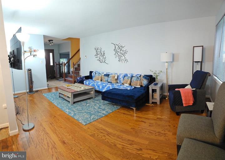 17404 Hughes Road Poolesville, MD 20837 - Photo 4 of 15 Bright and inviting living space.