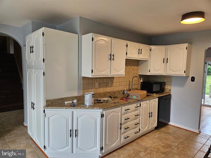 17404 Hughes Road Poolesville, MD 20837 - Photo 7 of 15 Charming kitchen with classic cabinetry.
