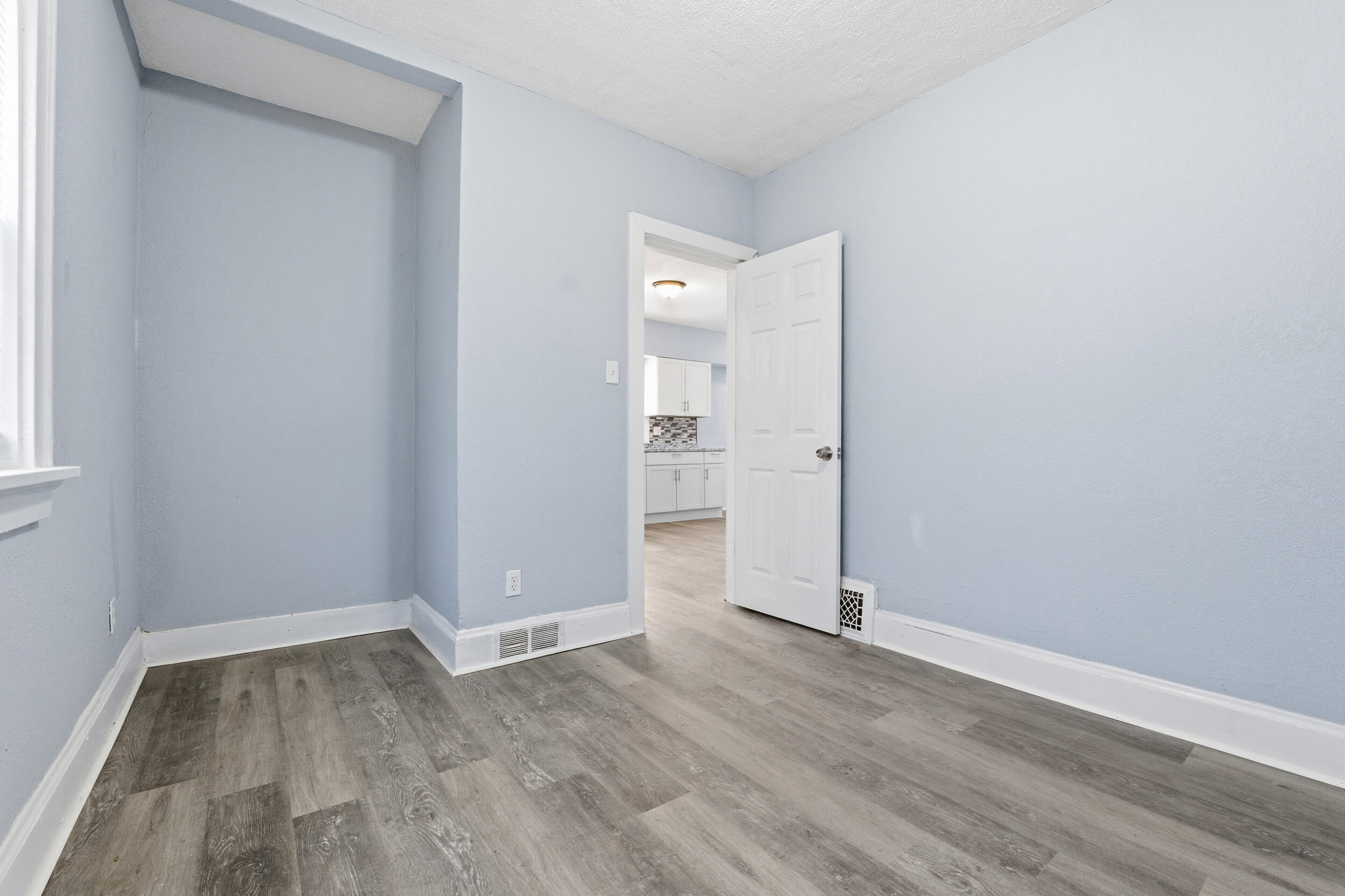 2875 North 50th Street, Unit 2877 Milwaukee, WI 53210 - Photo 13 of 33 Lower Unit