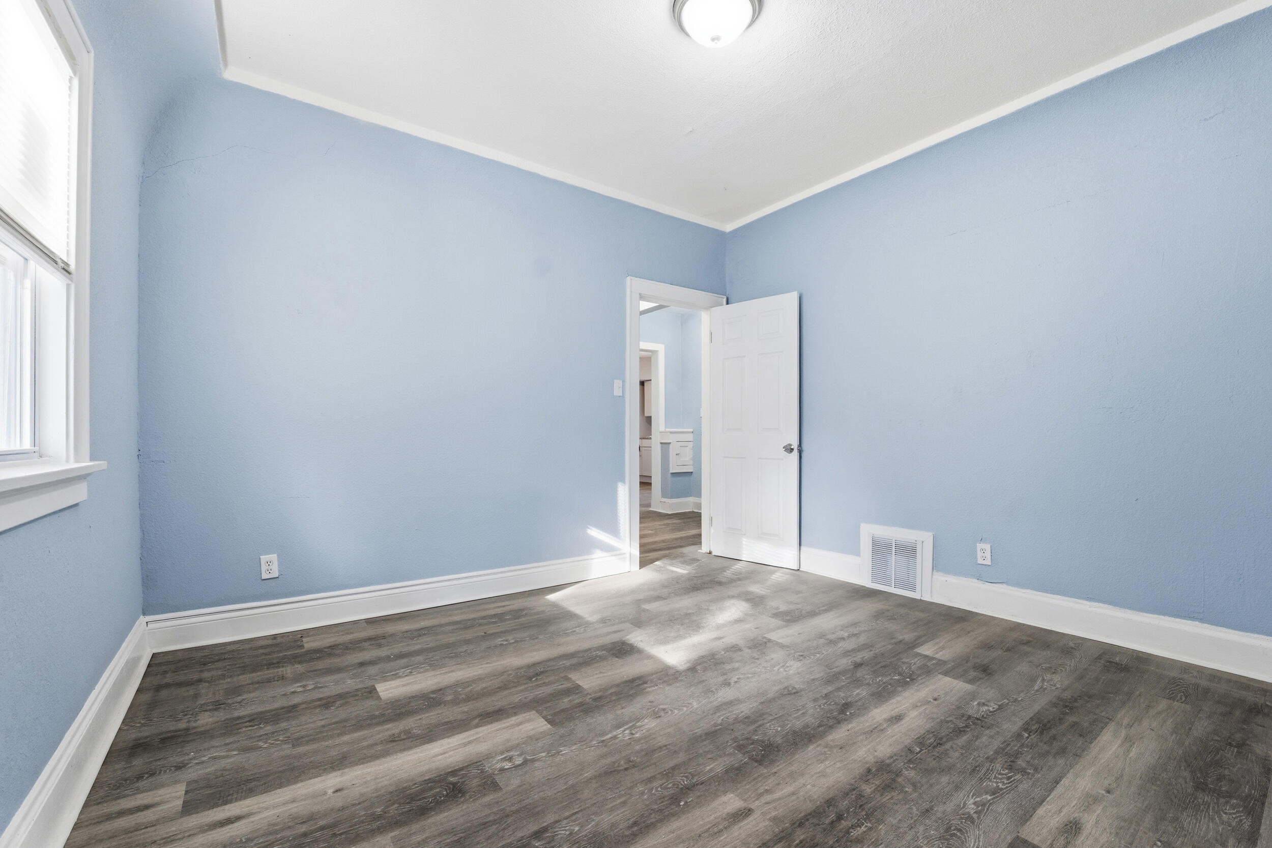 2875 North 50th Street, Unit 2877 Milwaukee, WI 53210 - Photo 8 of 33 Lower Unit