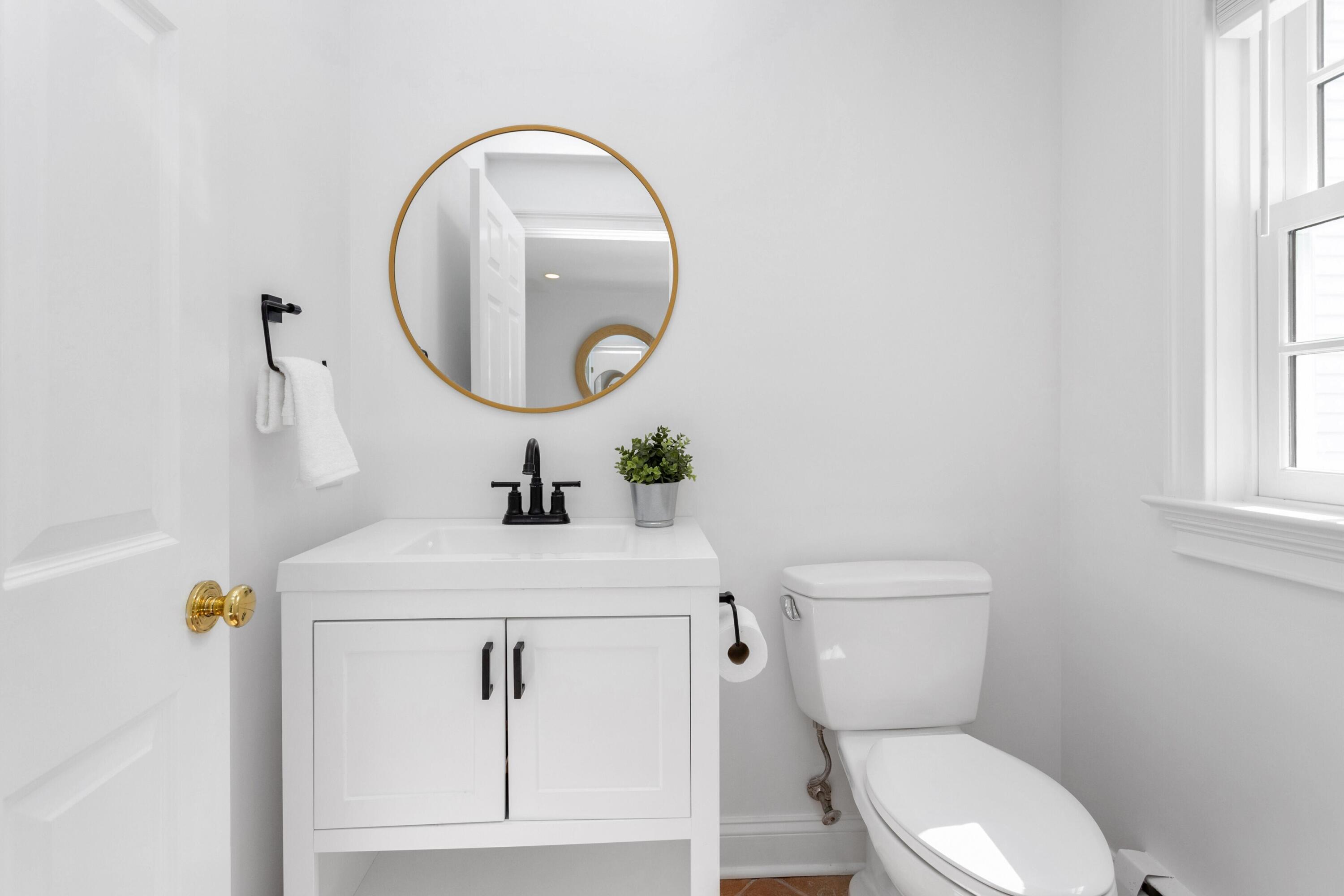 215 Leroy Avenue Darien, CT 06820 - Photo 21 of 34 a bathroom with a toilet a sink and a mirror