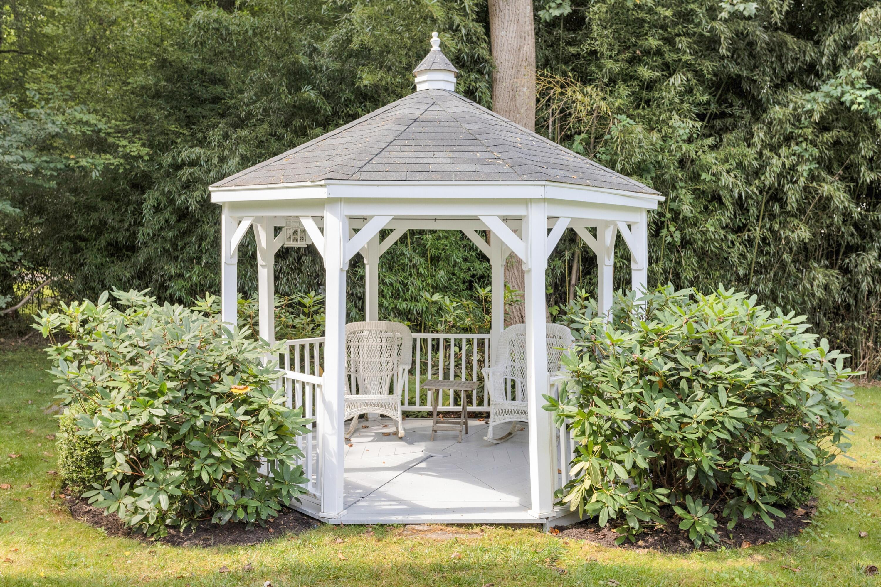 215 Leroy Avenue Darien, CT 06820 - Photo 32 of 34 a view of a patio with table and chairs and potted plants