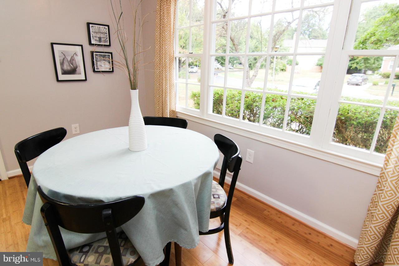 1536 Winding Waye Lane Silver Spring, MD 20902 - Photo 12 of 28 Living Room