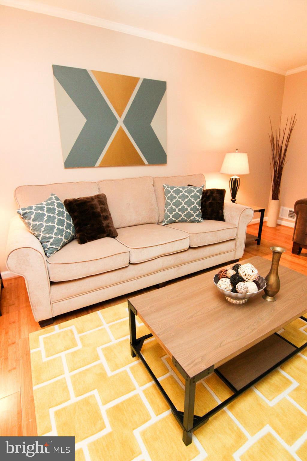 1536 Winding Waye Lane Silver Spring, MD 20902 - Photo 4 of 28 Living Room