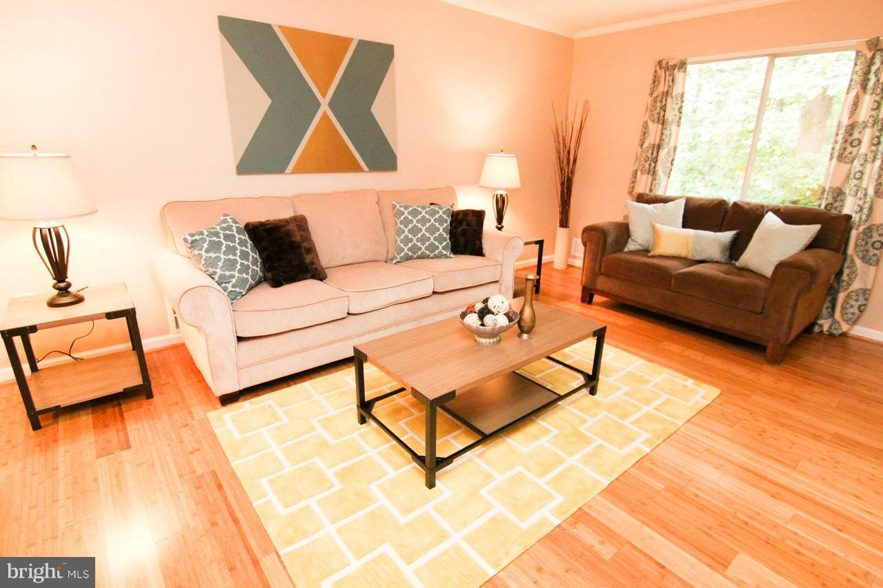 1536 Winding Waye Lane Silver Spring, MD 20902 - Photo 5 of 28 Living Room