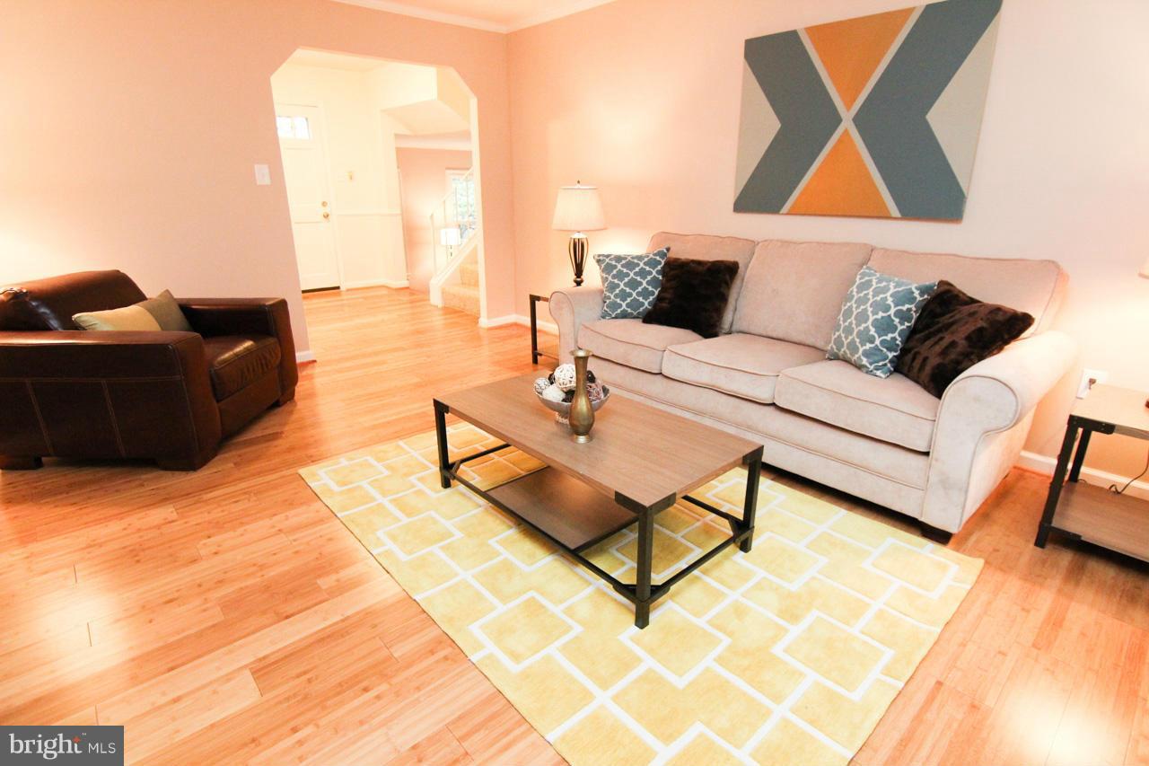 1536 Winding Waye Lane Silver Spring, MD 20902 - Photo 6 of 28 Living Room