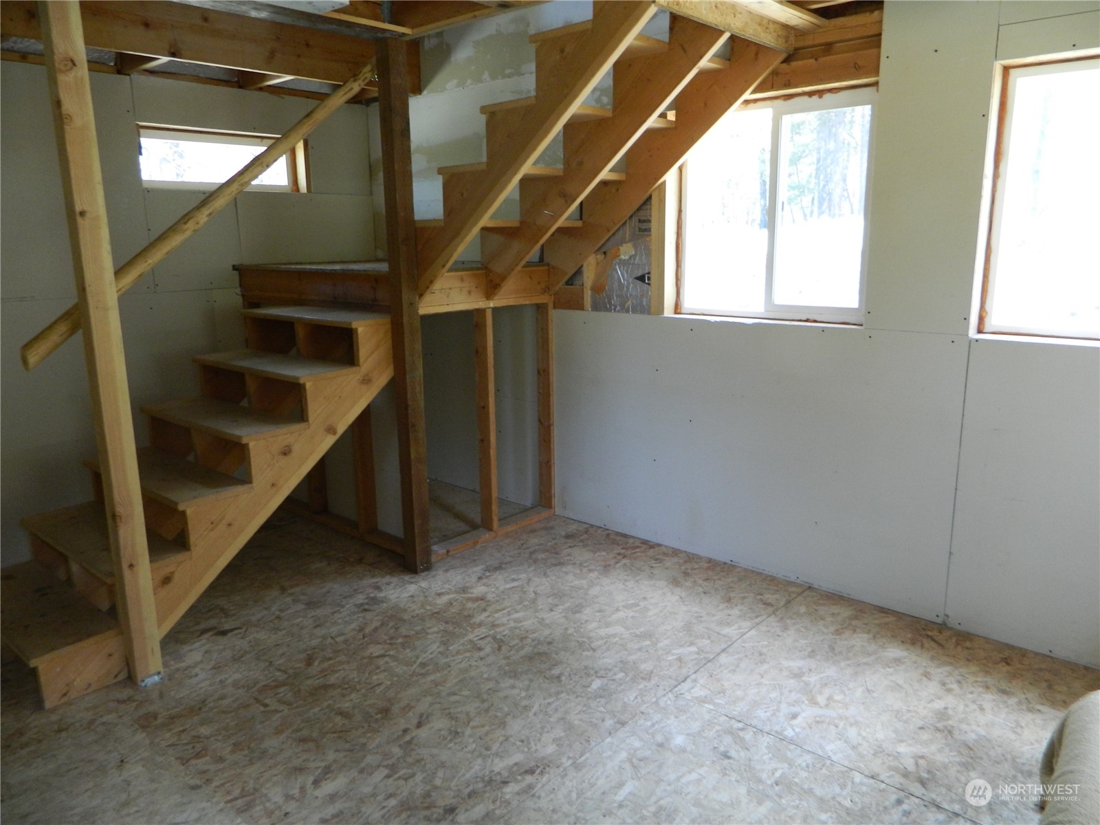 210 Main Road Tonasket, WA 98855 - Photo 14 of 39 an empty room with windows