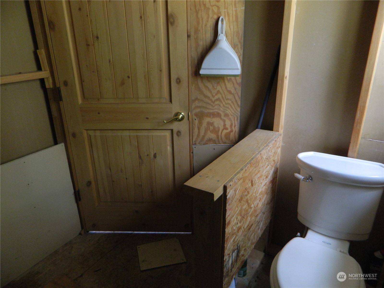 210 Main Road Tonasket, WA 98855 - Photo 18 of 39 a bathroom with a toilet and a sink
