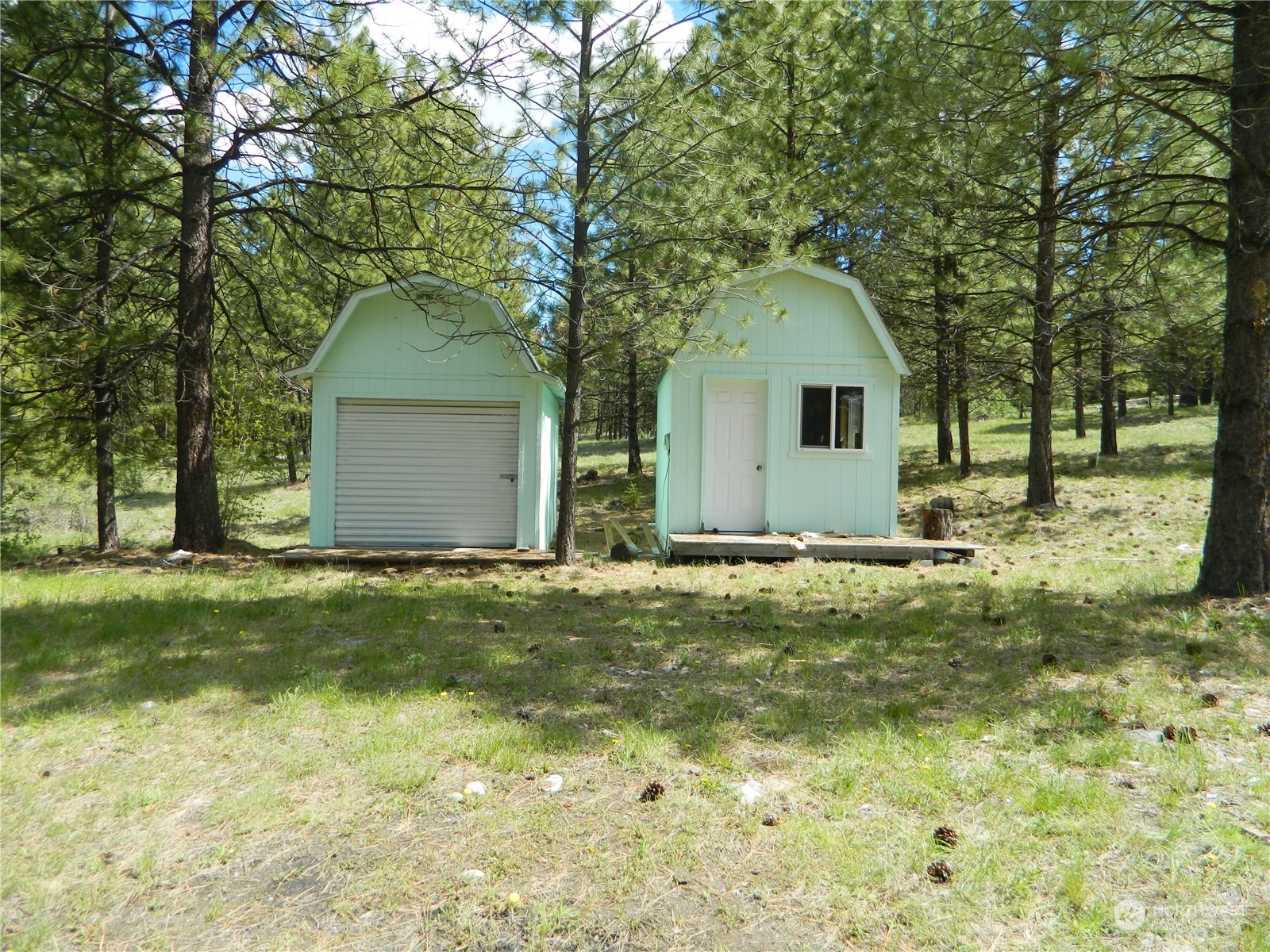 210 Main Road Tonasket, WA 98855 - Photo 5 of 39 a house view with a garden space