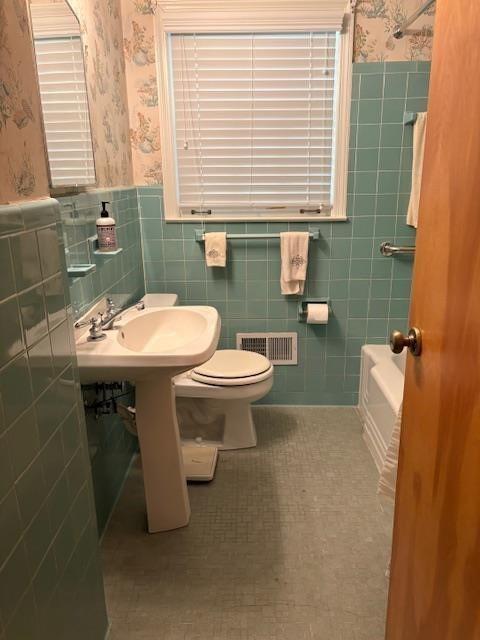 1777 Rosalind Drive Northeast Atlanta, GA 30329 - Photo 17 of 29 a bathroom with a sink toilet and mirror