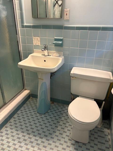 1777 Rosalind Drive Northeast Atlanta, GA 30329 - Photo 19 of 29 a bathroom with a toilet a sink and mirror