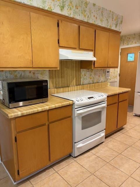 1777 Rosalind Drive Northeast Atlanta, GA 30329 - Photo 7 of 29 a kitchen with a stove and a microwave