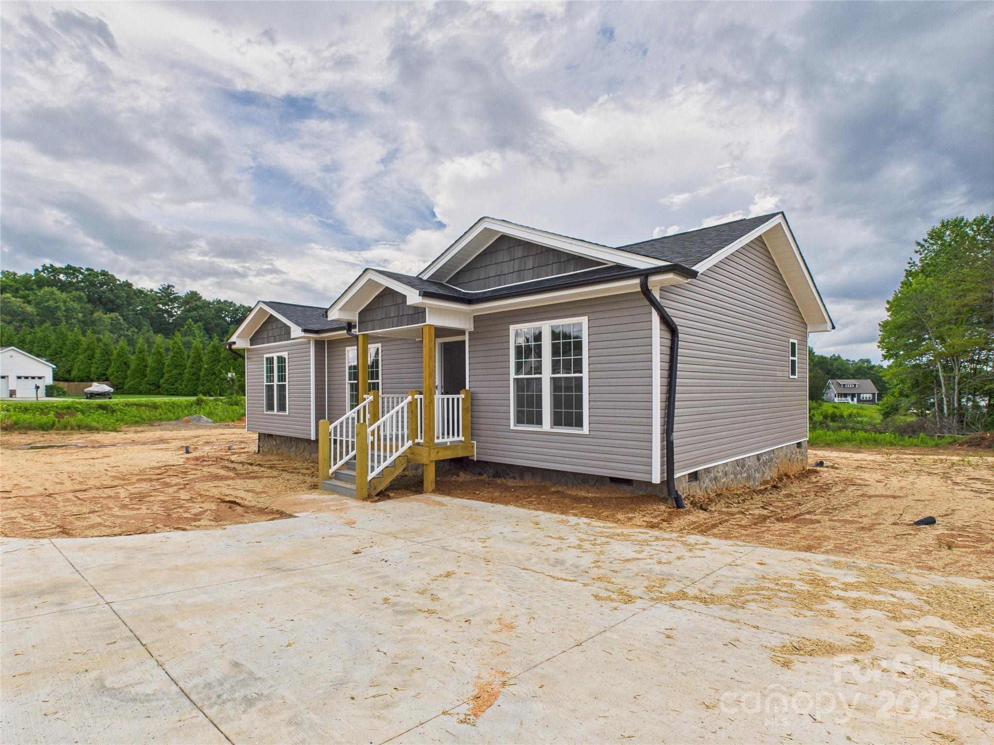 a view of a house with backyard