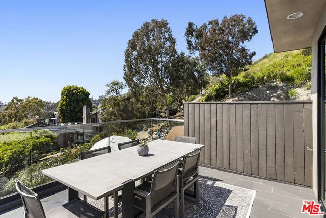 a view of a dinning table and chairs in the patio
