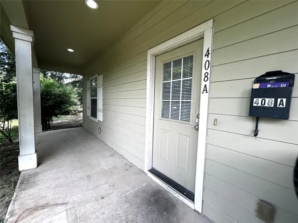 an empty room with windows and ceiling fan