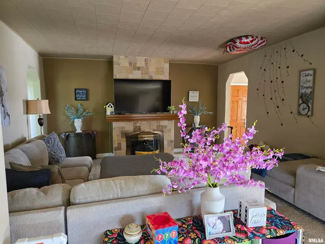 $275,000 | 840 Blackjack Road, Blandinsville, IL 61420