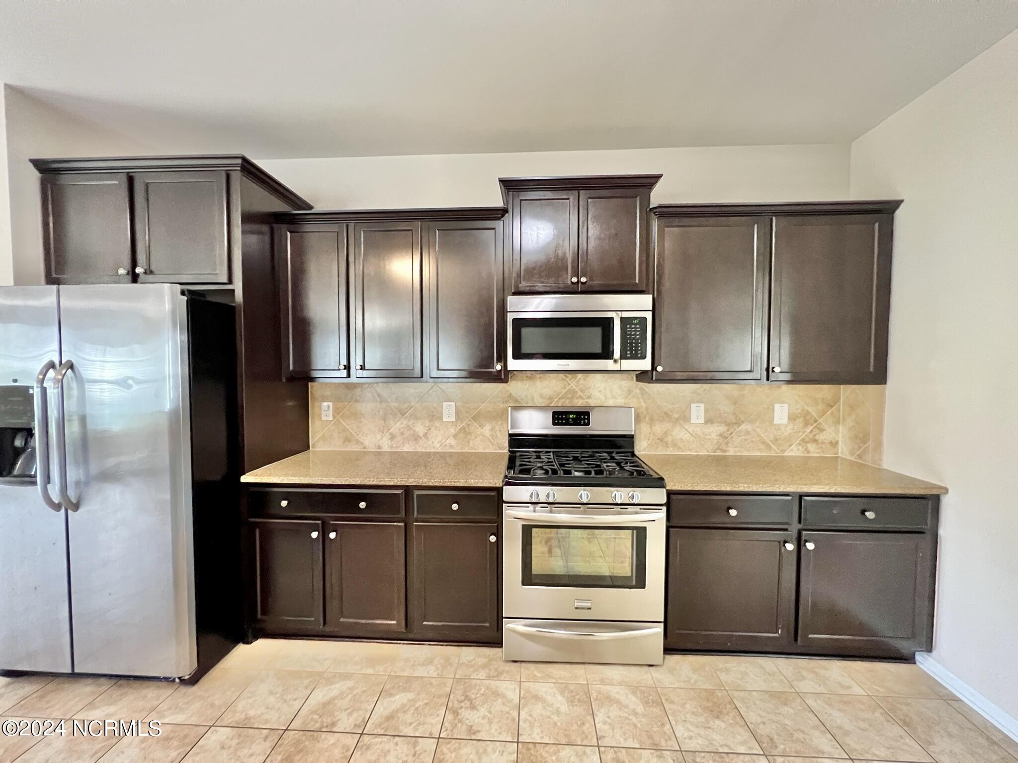 712 Sun Road Aberdeen, NC 28315 - Photo 11 of 39 712 Sun Road Fridge Stove