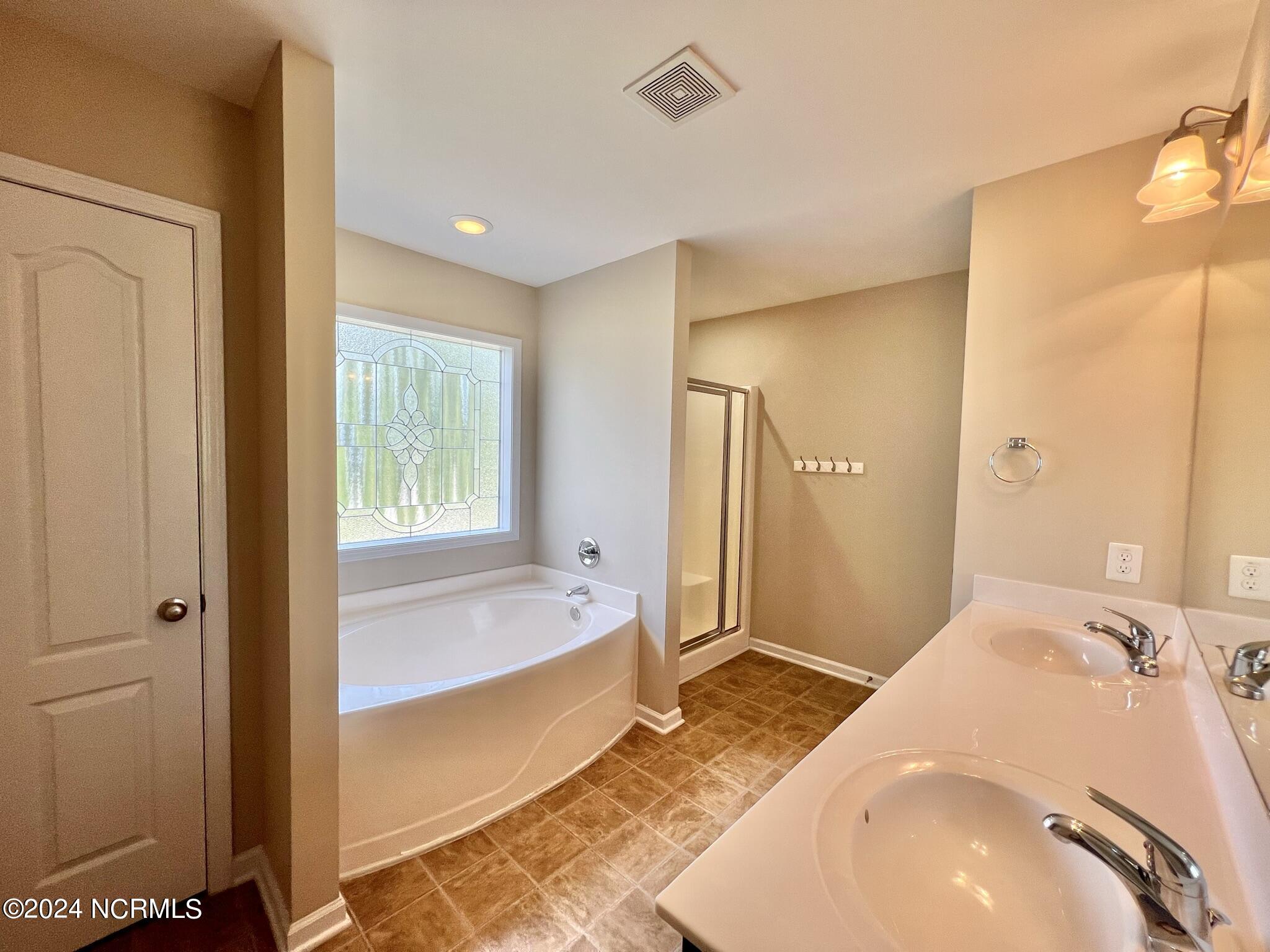 712 Sun Road Aberdeen, NC 28315 - Photo 20 of 39 712 Sun Road Full Master Bath