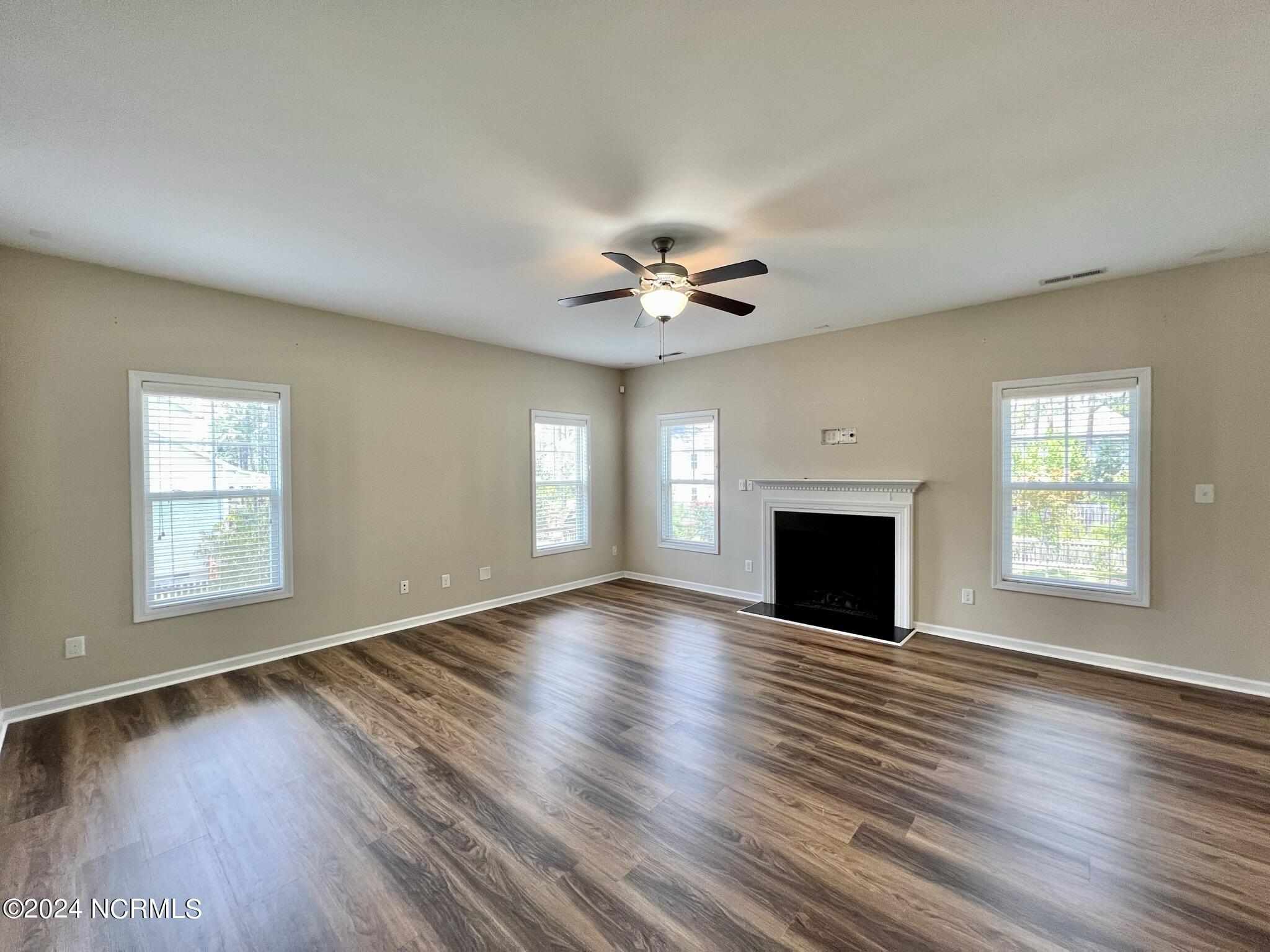 712 Sun Road Aberdeen, NC 28315 - Photo 9 of 39 712 Sun Road Living