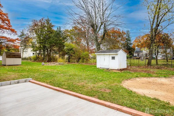 a view of a back yard