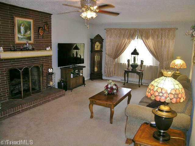 3824 Hastings Road Walkertown, NC 27051 - Photo 3 of 12 Living Room.