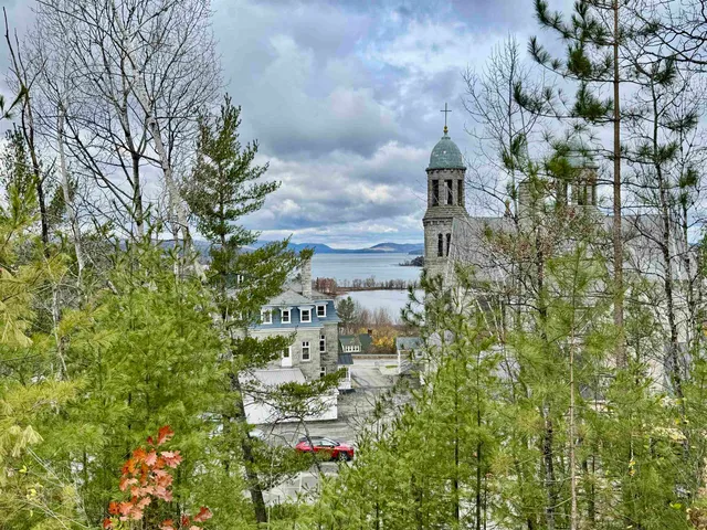 $389,500 | 122 Raymond Avenue, Newport, VT 05855