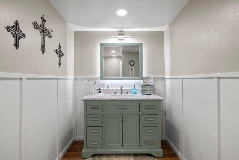 4093 Round Lake Road Klamath Falls, OR 97601 - Photo 24 of 81 Primary Bathroom