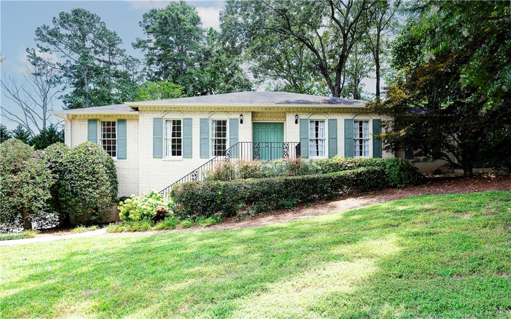 a view of a house with backyard and garden