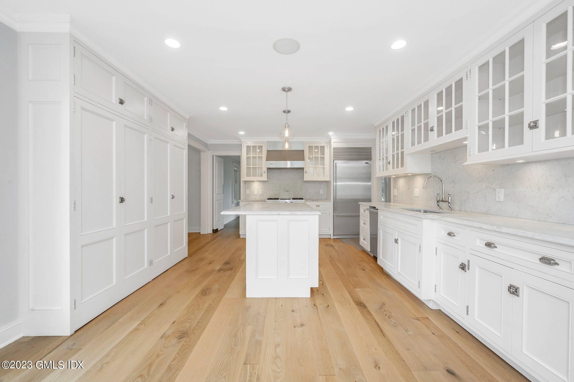 10 Thorn Hill Road Riverside, CT 06878 - Photo 3 of 29 006-451977-MTZ_3221_12844929