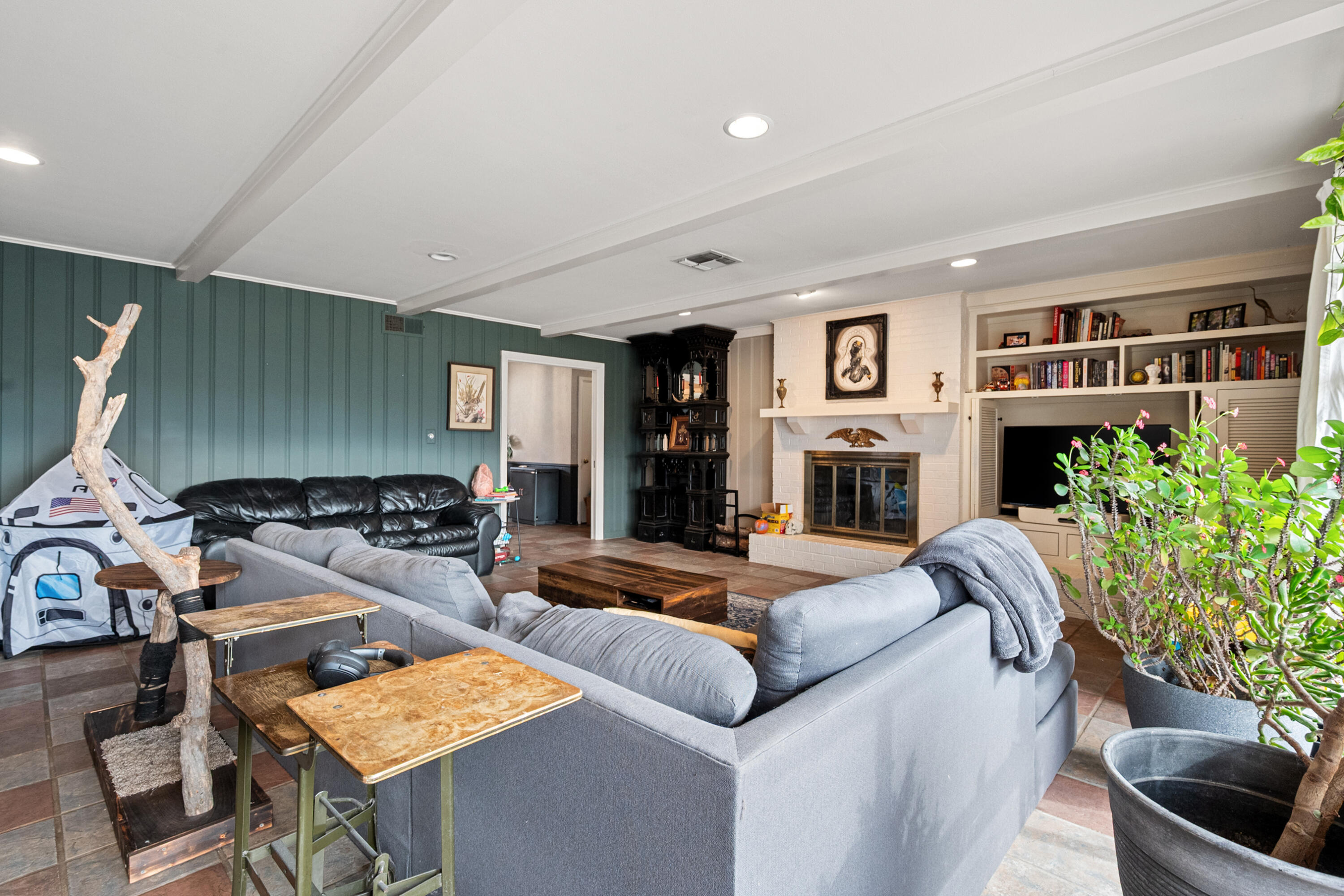 3309 42nd Street Lubbock, TX 79413 - Photo 9 of 31 Living Room