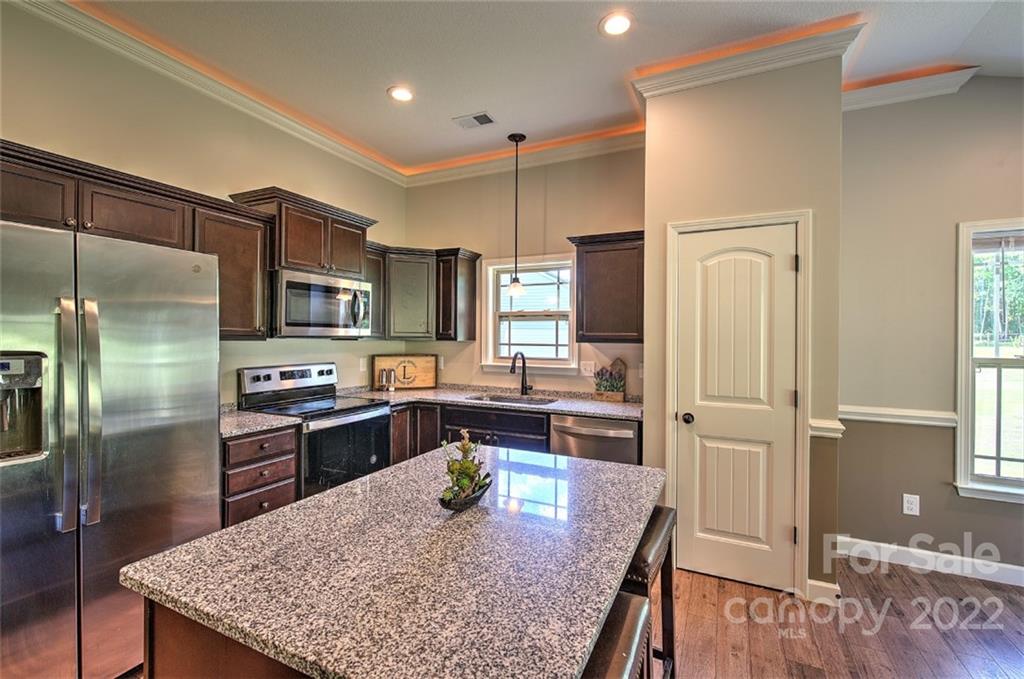 233 Sunward Path Inman, SC 29349 - Photo 33 of 48 a kitchen with stainless steel appliances granite countertop a refrigerator a stove and a sink