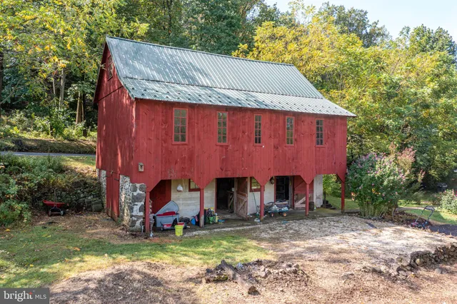 a view of a house with backyard
