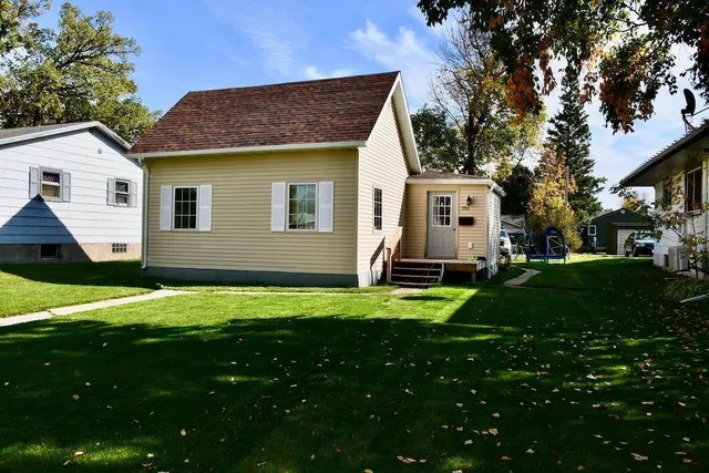 $118,000 | 110 Crocker Avenue South, Thief River Falls, MN 56701