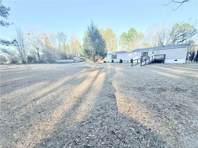 a view of a yard with a house