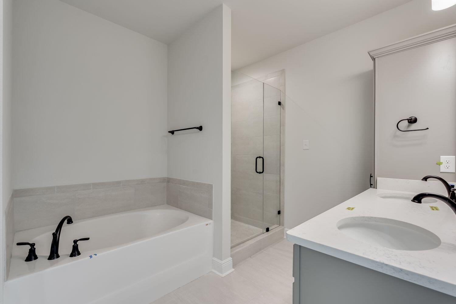 77 Eclipse Loop Freeport, FL 32439 - Photo 15 of 31 a bathroom with a sink and a bathtub