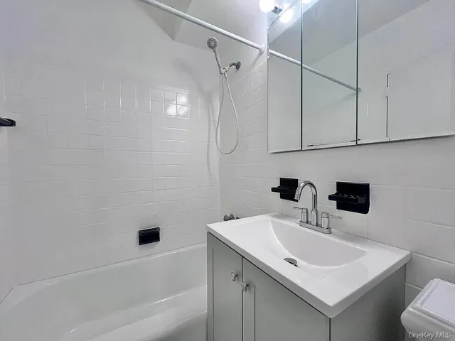$295,000 | 90-59 56th Avenue, Unit 2G | Elmhurst